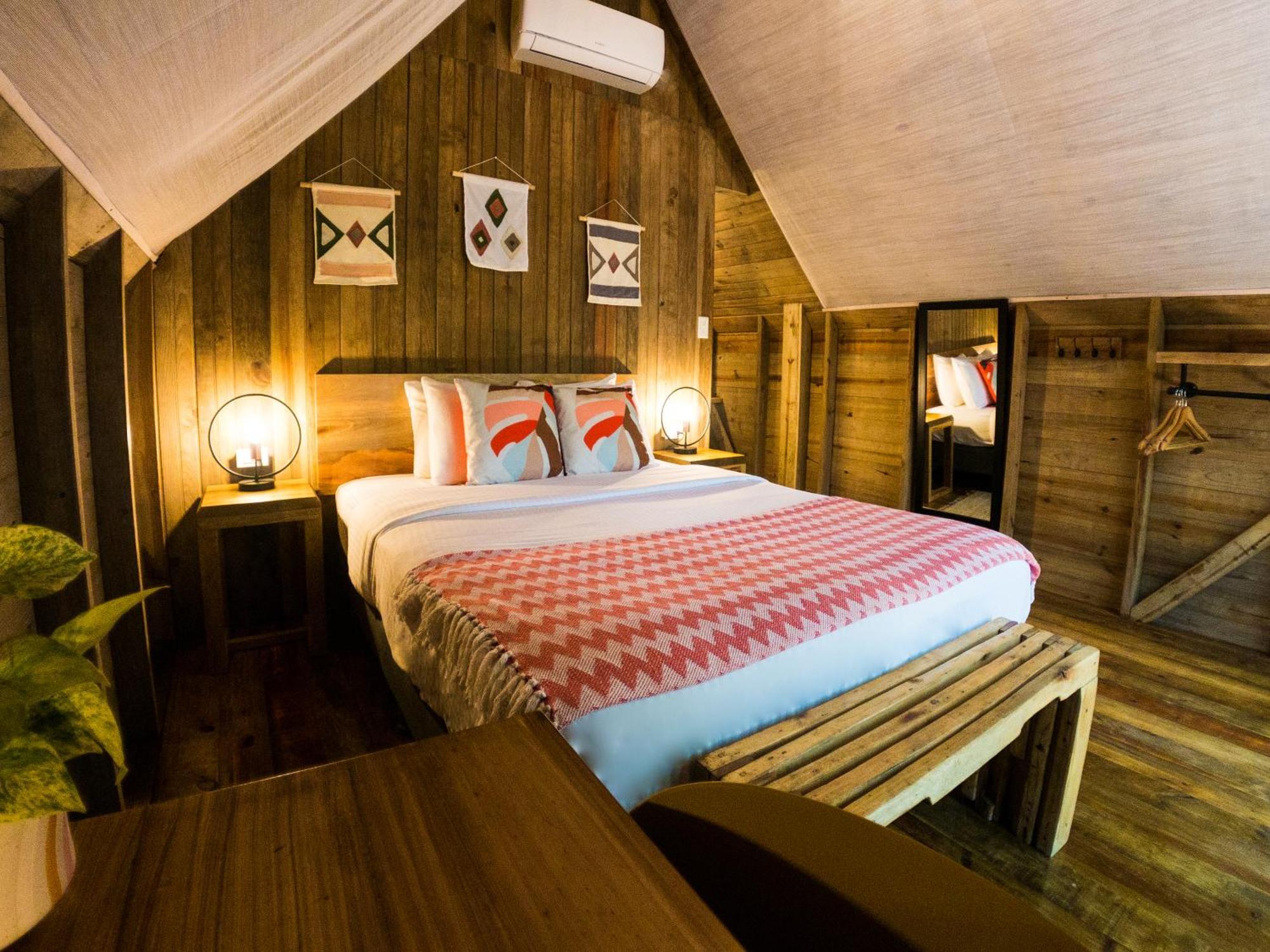 Socialtel Red Frog 3* Bocas del Toro
